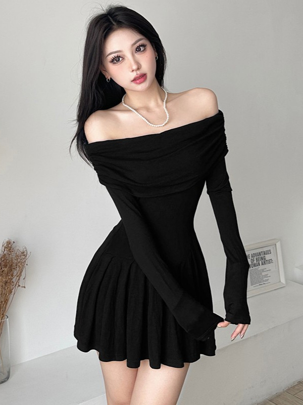 Haljina bez ramena, dugi rukavi, visok struk, plisirana kratka suknja; elastični poliester materijal; jesen 2024