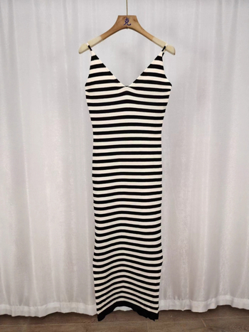 Haljina s prugama, tanke špagete naramenice, V-dekolte, visokim strukom, dugačka