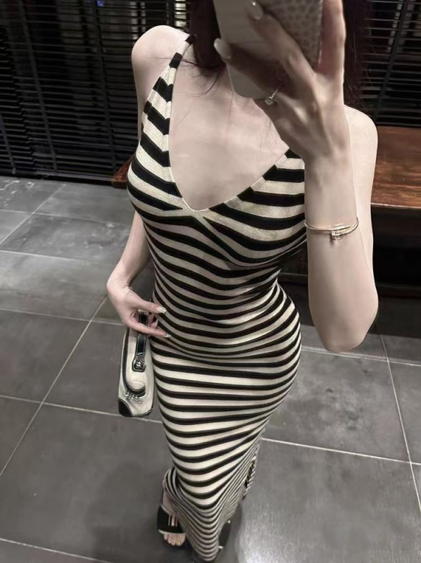 Haljina s prugama, tanke špagete naramenice, V-dekolte, visokim strukom, dugačka