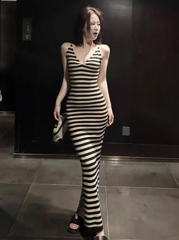 Haljina s prugama, tanke špagete naramenice, V-dekolte, visokim strukom, dugačka