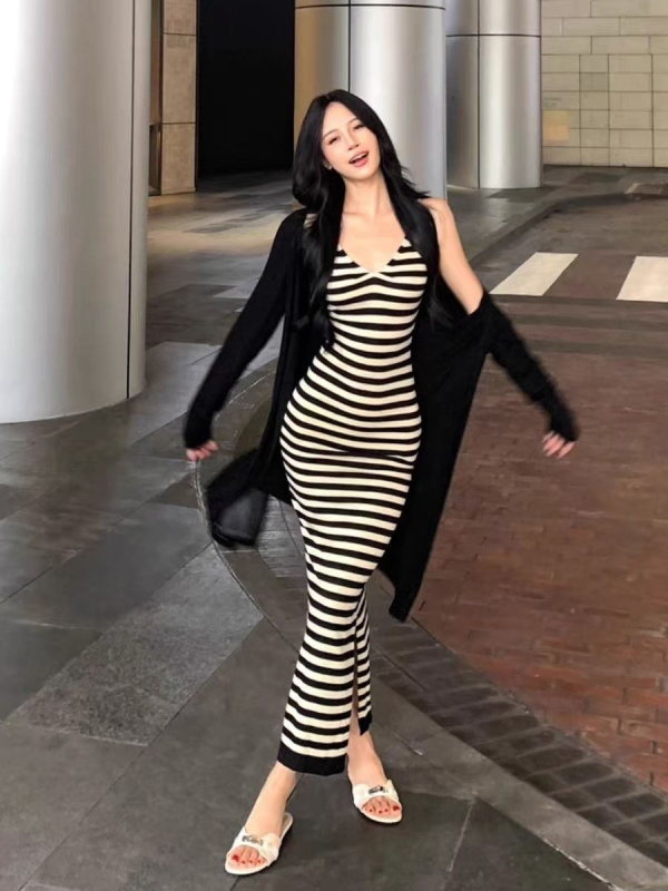 Haljina s prugama, tanke špagete naramenice, V-dekolte, visokim strukom, dugačka