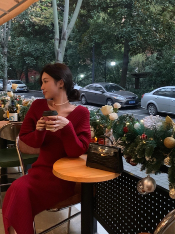 Πλεκτό φόρεμα, έμπνευση από Χέμπερν, γαλλικό ρετρό στιλ, λαιμό V, μακριά μανίκια, υψηλή μέση, μεσαίο μήκος, φθινόπωρο-χειμώνας