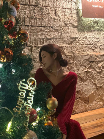 Πλεκτό φόρεμα, έμπνευση από Χέμπερν, γαλλικό ρετρό στιλ, λαιμό V, μακριά μανίκια, υψηλή μέση, μεσαίο μήκος, φθινόπωρο-χειμώνας