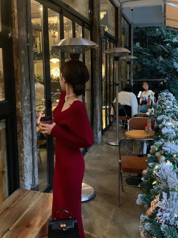 Πλεκτό φόρεμα, έμπνευση από Χέμπερν, γαλλικό ρετρό στιλ, λαιμό V, μακριά μανίκια, υψηλή μέση, μεσαίο μήκος, φθινόπωρο-χειμώνας