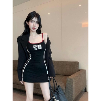 Haljina s trakama, izrez u obliku U, otvoreni leđa, uska silueta, uzorak slova