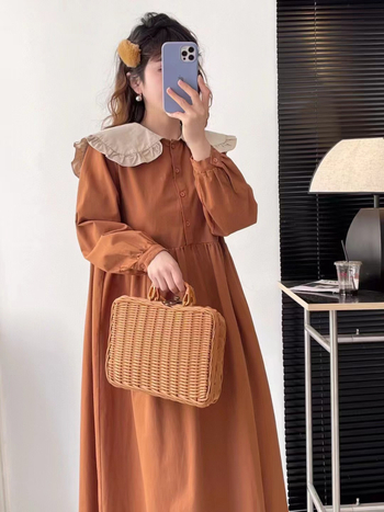 Haljina od pamukovo-mješovitog materijala, jednobojni uzorak, reverni ovratnik, dugi rukavi, A-linijski kroj