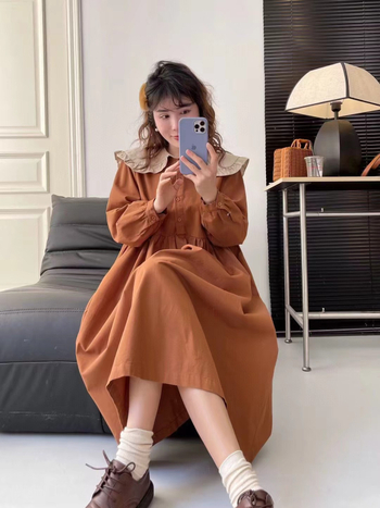 Haljina od pamukovo-mješovitog materijala, jednobojni uzorak, reverni ovratnik, dugi rukavi, A-linijski kroj