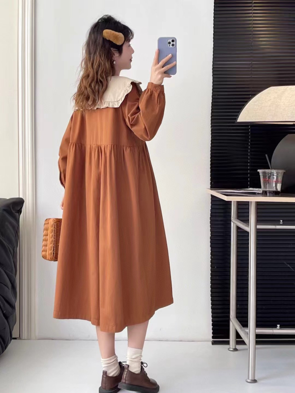 Haljina od pamukovo-mješovitog materijala, jednobojni uzorak, reverni ovratnik, dugi rukavi, A-linijski kroj