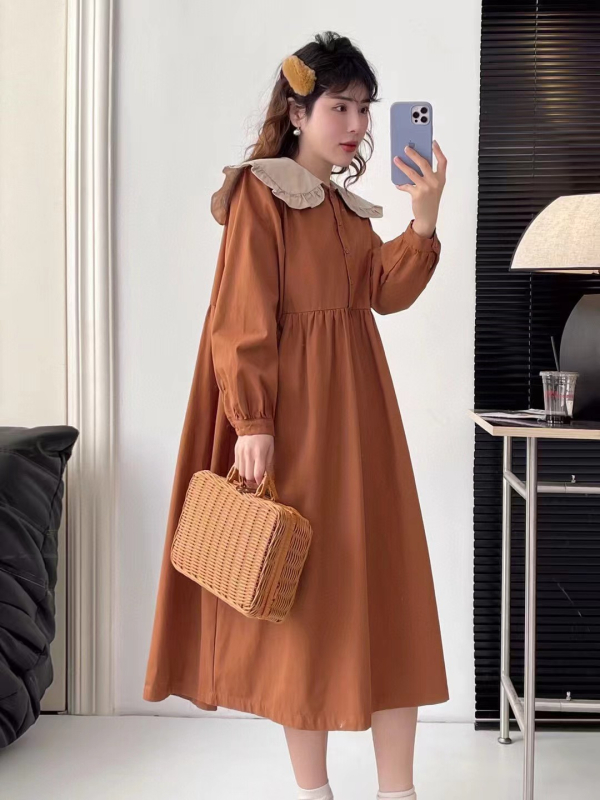 Haljina od pamukovo-mješovitog materijala, jednobojni uzorak, reverni ovratnik, dugi rukavi, A-linijski kroj