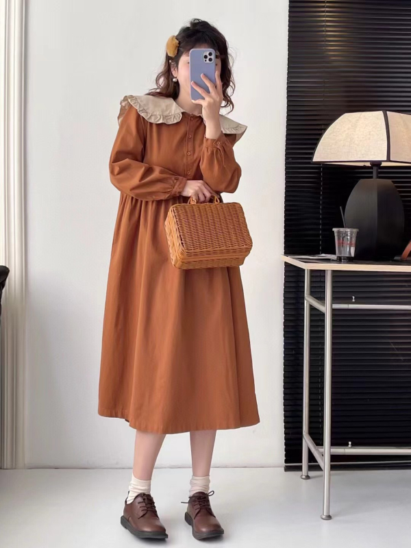 Haljina od pamukovo-mješovitog materijala, jednobojni uzorak, reverni ovratnik, dugi rukavi, A-linijski kroj