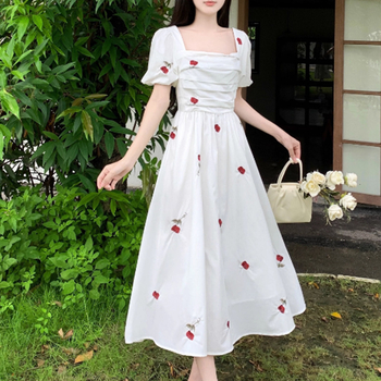 Haljina s printom ruža, kvadratni izrez, puff rukavi, srednje duljine, bajkovit stil