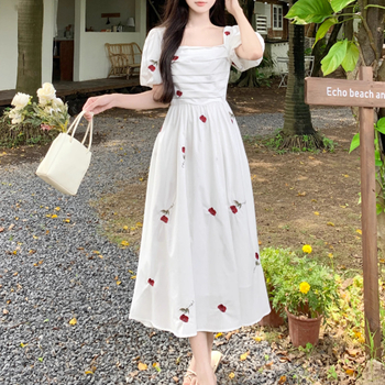 Haljina s printom ruža, kvadratni izrez, puff rukavi, srednje duljine, bajkovit stil