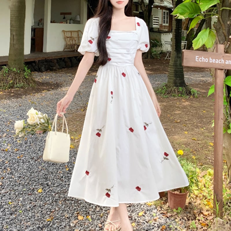 Haljina s printom ruža, kvadratni izrez, puff rukavi, srednje duljine, bajkovit stil