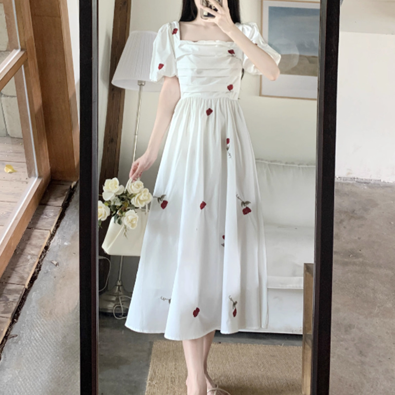 Haljina s printom ruža, kvadratni izrez, puff rukavi, srednje duljine, bajkovit stil