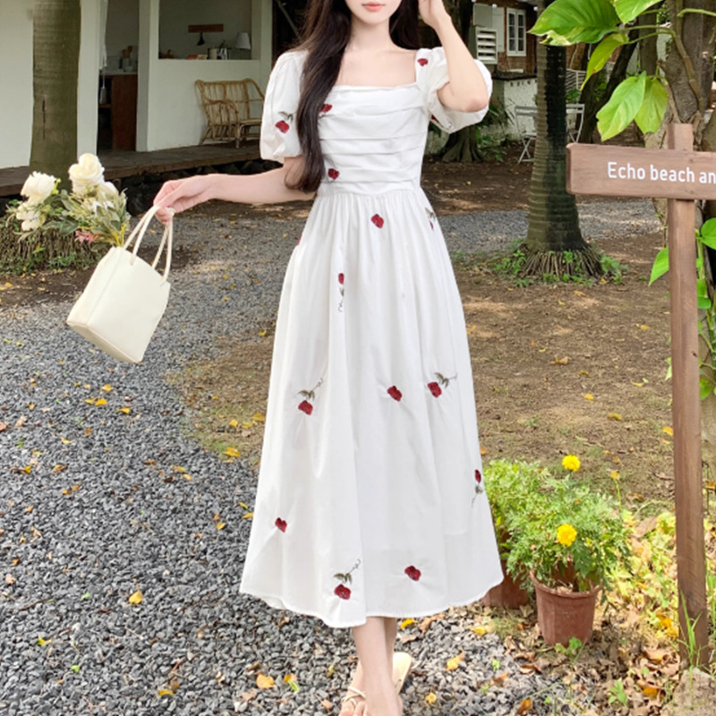 Haljina s printom ruža, kvadratni izrez, puff rukavi, srednje duljine, bajkovit stil