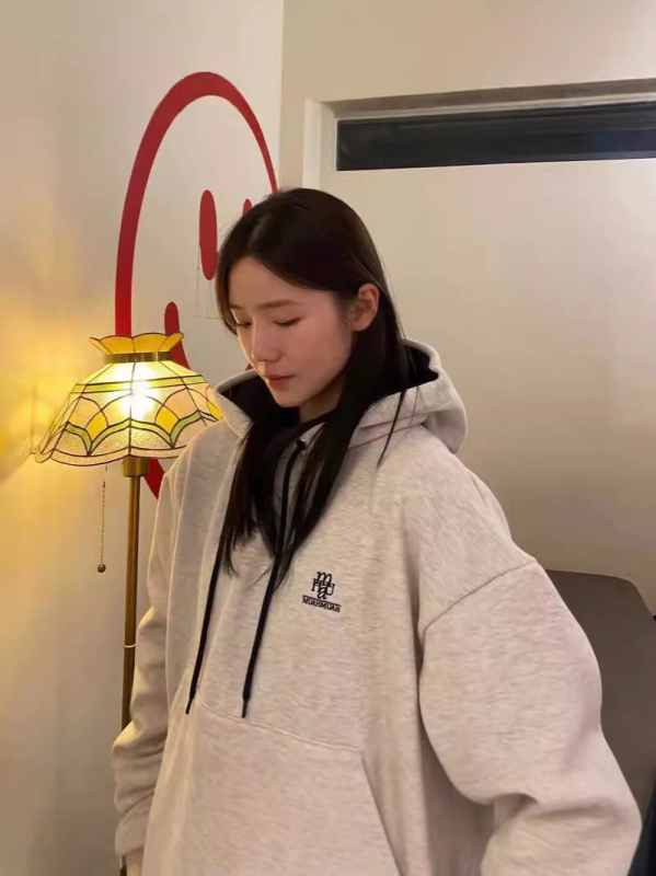 Ženska pamučna hoodie s kapuljom i izšivkom, tekstualni uzorak, ležerni kroj, duge rukave, duljina 50–65 cm, jesen 2024
