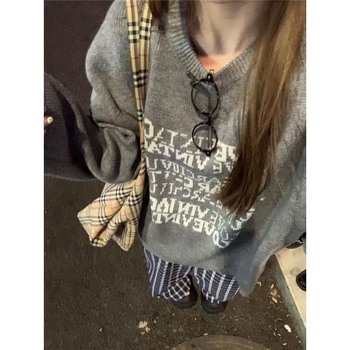 Vintage američki stil džemper od pletene, siva, okrugli izrez, širok kroj, dugi rukavi, motiv slova – jesen/zima.