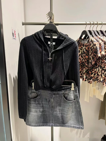 Pleten kardigan s kapuljom i vezicom, zip zatvarač, uski kroj, obična duljina (50–65 cm), sadržaj pamuka 30–50%