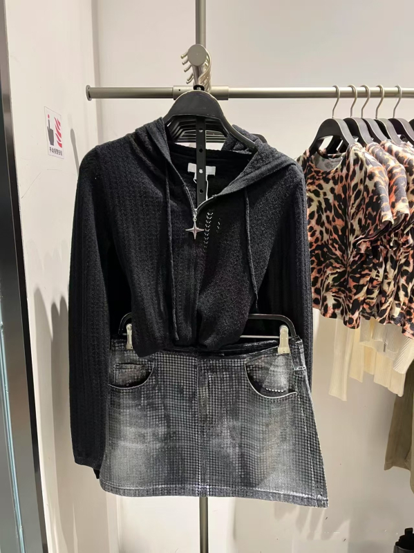 Pleten kardigan s kapuljom i vezicom, zip zatvarač, uski kroj, obična duljina (50–65 cm), sadržaj pamuka 30–50%