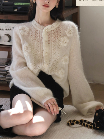 Mohair a vlna cardigan háčkovaným vzorom, okrúhly výstrih, dlhé rukávy, zapínanie na jedno tlačidlo