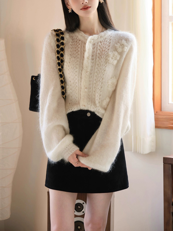 Mohair a vlna cardigan háčkovaným vzorom, okrúhly výstrih, dlhé rukávy, zapínanie na jedno tlačidlo