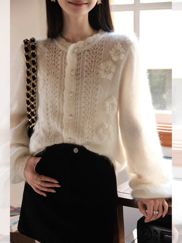 Mohair a vlna cardigan háčkovaným vzorom, okrúhly výstrih, dlhé rukávy, zapínanie na jedno tlačidlo