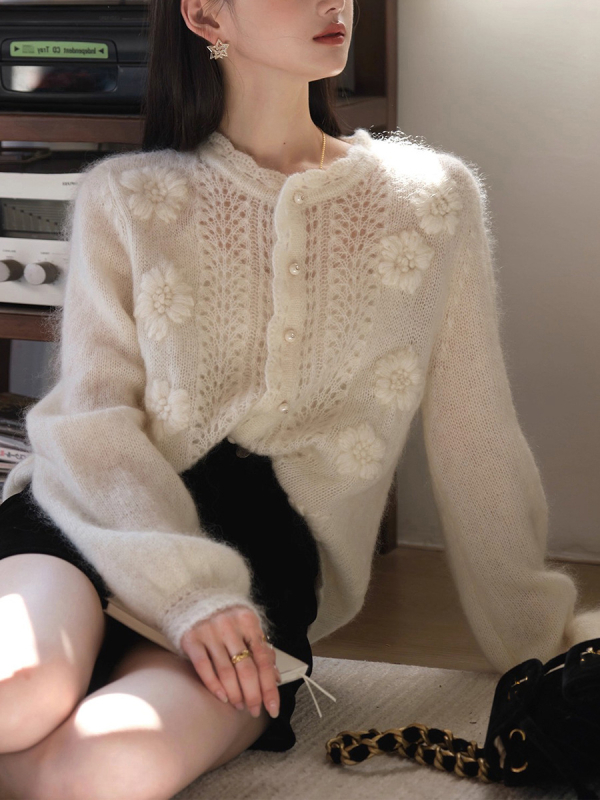 Mohair a vlna cardigan háčkovaným vzorom, okrúhly výstrih, dlhé rukávy, zapínanie na jedno tlačidlo