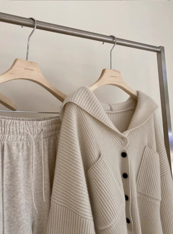 Ženski kapuljačasti pleteni džemper-jakna, opuštenog kroja, kratkog modela, V-izrez, rukavi princezastog tipa (polyester vlakna, 30-50% sadržaj, jesen 2024)