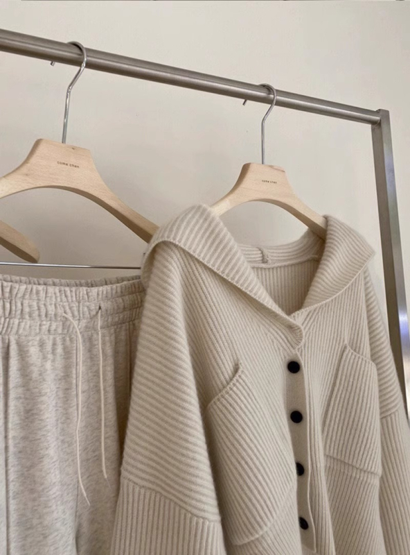 Ženski kapuljačasti pleteni džemper-jakna, opuštenog kroja, kratkog modela, V-izrez, rukavi princezastog tipa (polyester vlakna, 30-50% sadržaj, jesen 2024)