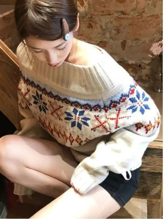 Ženski pleteni džemper Fair Isle s izrezom preko ramena, jacquard u blokovima boja, udoban širok kroj, dugi rukav.