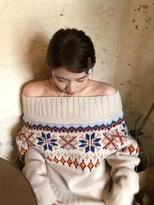 Ženski pleteni džemper Fair Isle s izrezom preko ramena, jacquard u blokovima boja, udoban širok kroj, dugi rukav.