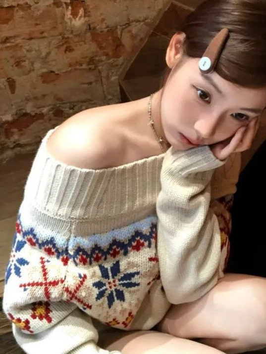 Ženski pleteni džemper Fair Isle s izrezom preko ramena, jacquard u blokovima boja, udoban širok kroj, dugi rukav.