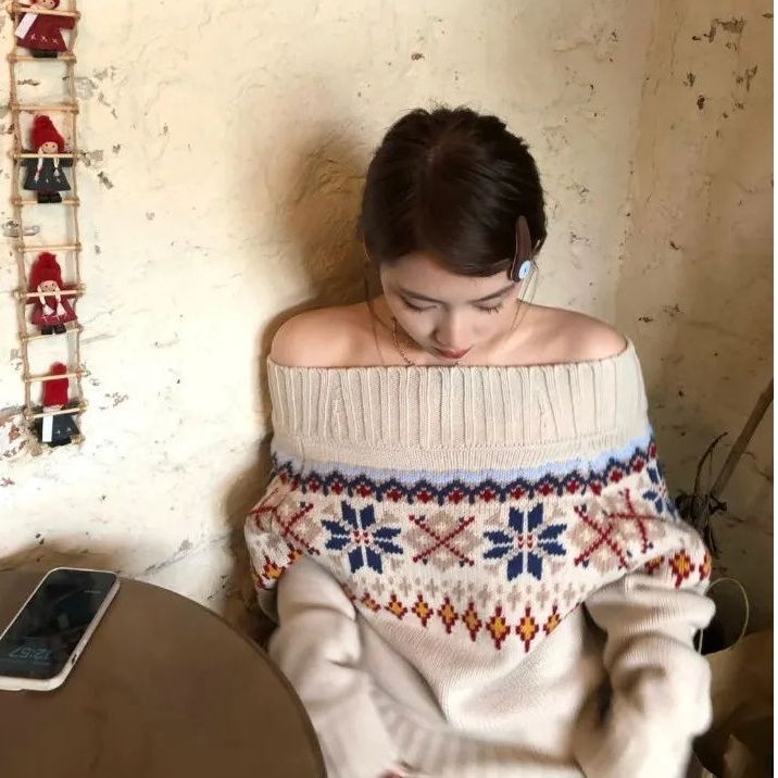 Ženski pleteni džemper Fair Isle s izrezom preko ramena, jacquard u blokovima boja, udoban širok kroj, dugi rukav.