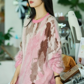 Moteriškas vilnos-kasmirų mišinio megztinis su apvaliu kaklu, šlifuota tekstūra, ilgomis rankovėmis