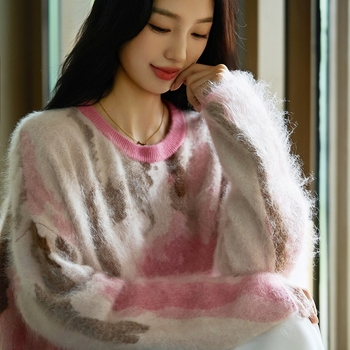 Moteriškas vilnos-kasmirų mišinio megztinis su apvaliu kaklu, šlifuota tekstūra, ilgomis rankovėmis