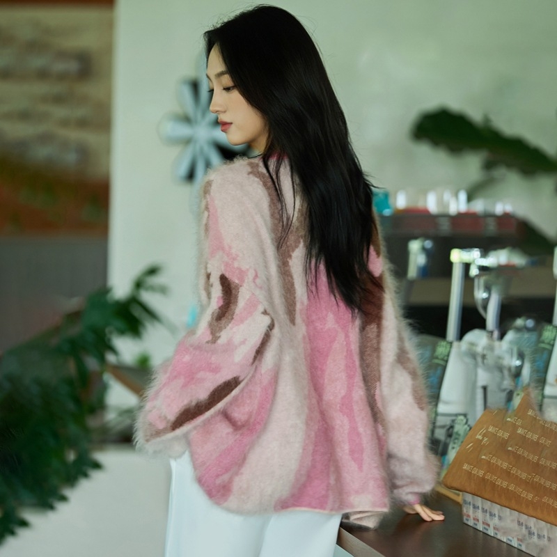 Moteriškas vilnos-kasmirų mišinio megztinis su apvaliu kaklu, šlifuota tekstūra, ilgomis rankovėmis