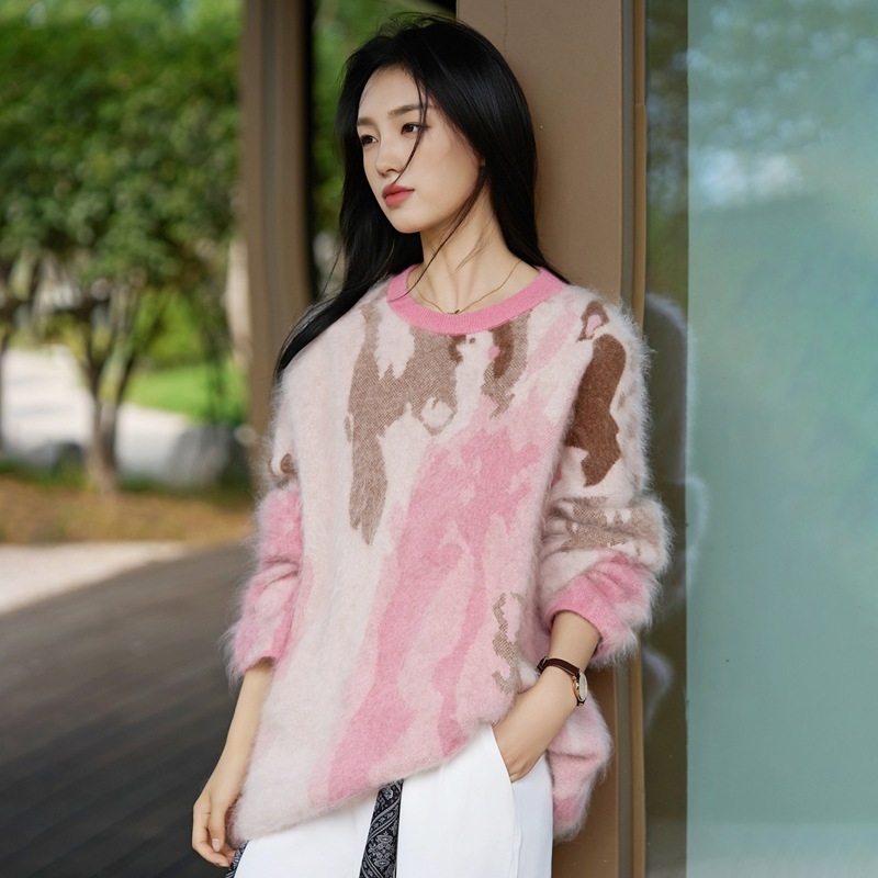 Moteriškas vilnos-kasmirų mišinio megztinis su apvaliu kaklu, šlifuota tekstūra, ilgomis rankovėmis