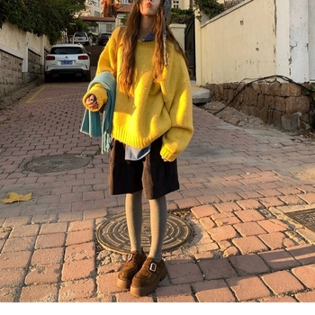 Akrilni pleteni džemper, slobodan kroj, okrugli izrez, iznimno dugi rukavi, srednja debljina