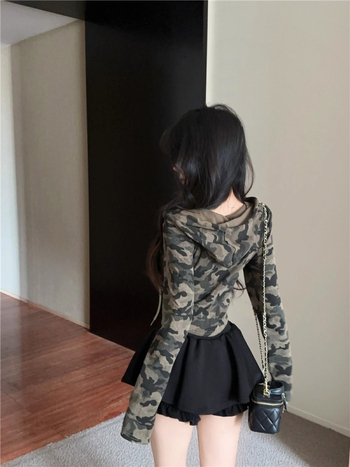 Κοντή καμουφλαρισμένη ζακέτα με κουκούλα, μακριές μανίκια