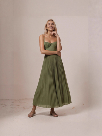 Estélyi ruha hát nélküli, mély V-nyakkal, hosszú ujjú, magas derékkal, midi hosszúságú pliszolt poliészterből