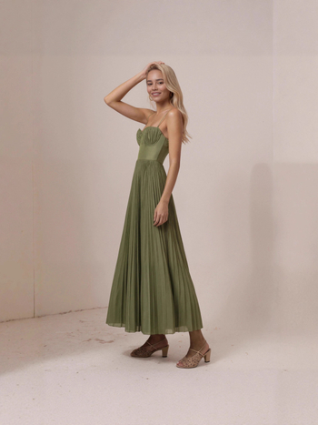 Estélyi ruha hát nélküli, mély V-nyakkal, hosszú ujjú, magas derékkal, midi hosszúságú pliszolt poliészterből