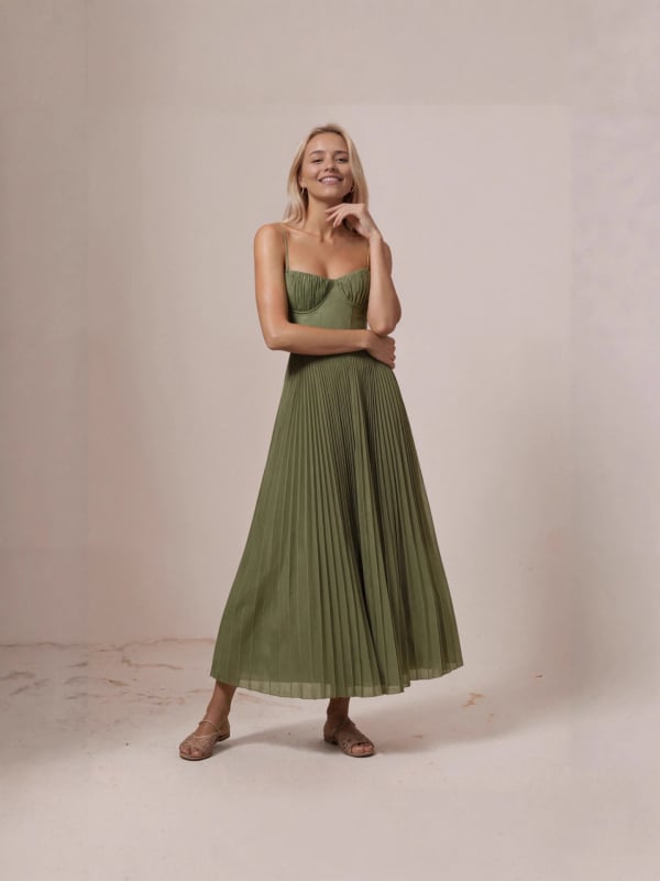 Estélyi ruha hát nélküli, mély V-nyakkal, hosszú ujjú, magas derékkal, midi hosszúságú pliszolt poliészterből