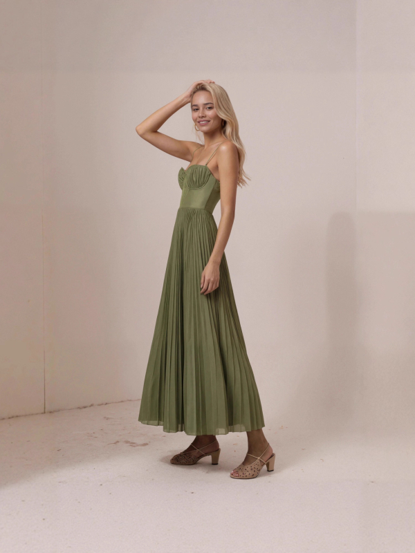 Estélyi ruha hát nélküli, mély V-nyakkal, hosszú ujjú, magas derékkal, midi hosszúságú pliszolt poliészterből