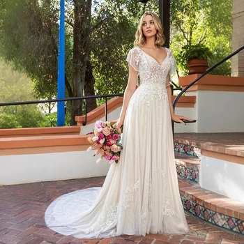 Дантелена сватбена рокля с малък шлейф, силует висока талия, 3/4 ръкави, дълга пола, полиестер 70–80%