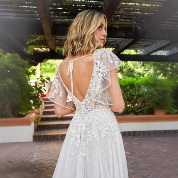 Дантелена сватбена рокля с малък шлейф, силует висока талия, 3/4 ръкави, дълга пола, полиестер 70–80%