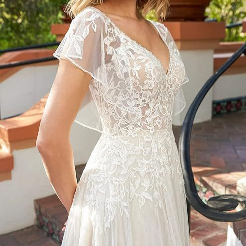 Дантелена сватбена рокля с малък шлейф, силует висока талия, 3/4 ръкави, дълга пола, полиестер 70–80%