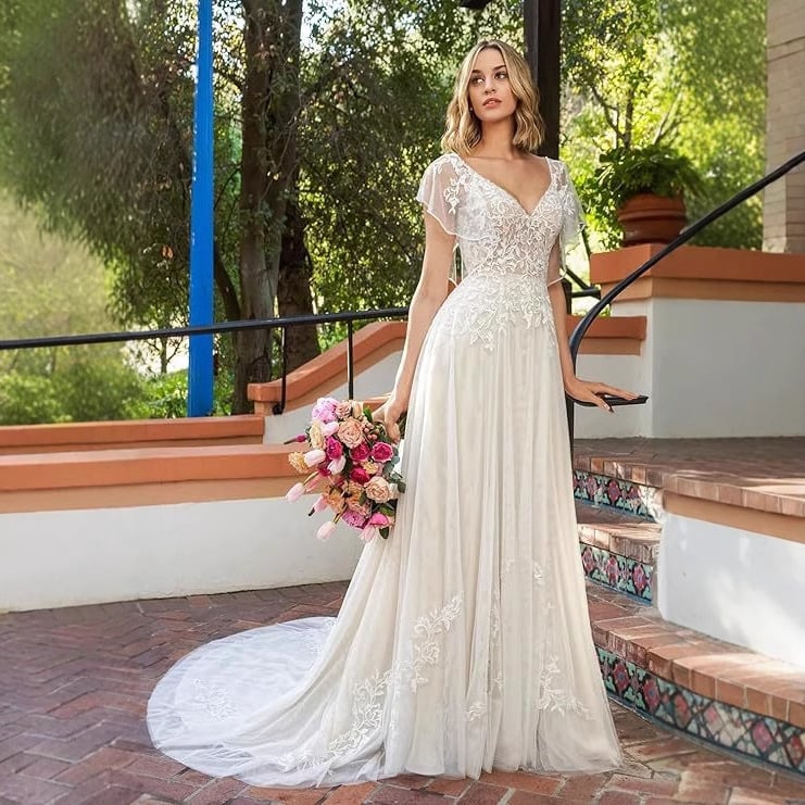 Дантелена сватбена рокля с малък шлейф, силует висока талия, 3/4 ръкави, дълга пола, полиестер 70–80%