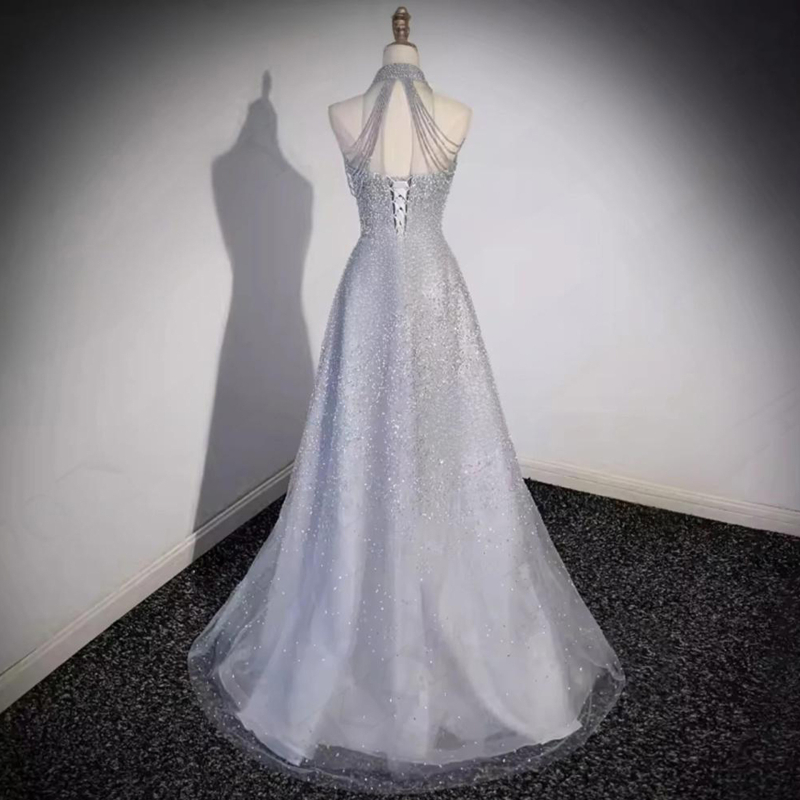 Večernja haljina s halterom, bez rukava, dugačka s malim šlepom; poliester (80–90%), visok strat, za zabave