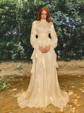 Duga haljina u palaćnom stilu sa stojećim ovratnikom, visokim strukom, dugim rukavima, rub s volanima u obliku lotosovog lista, mješavina poliestera i pamuka