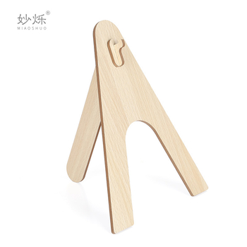 Стенно часовник – дървесен мотив, висящ монтаж със база и стойка